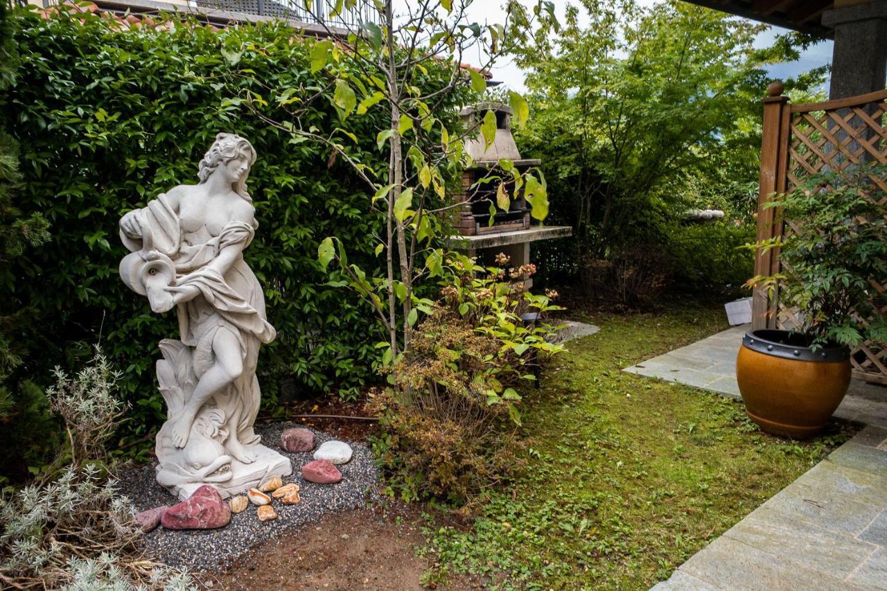 Le Petit Palais Villa Плезио Экстерьер фото