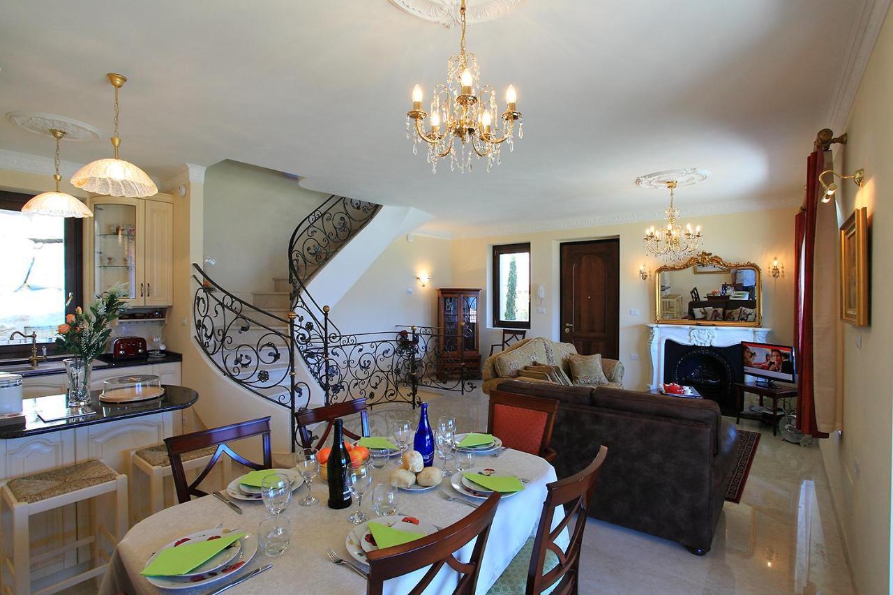 Le Petit Palais Villa Плезио Экстерьер фото
